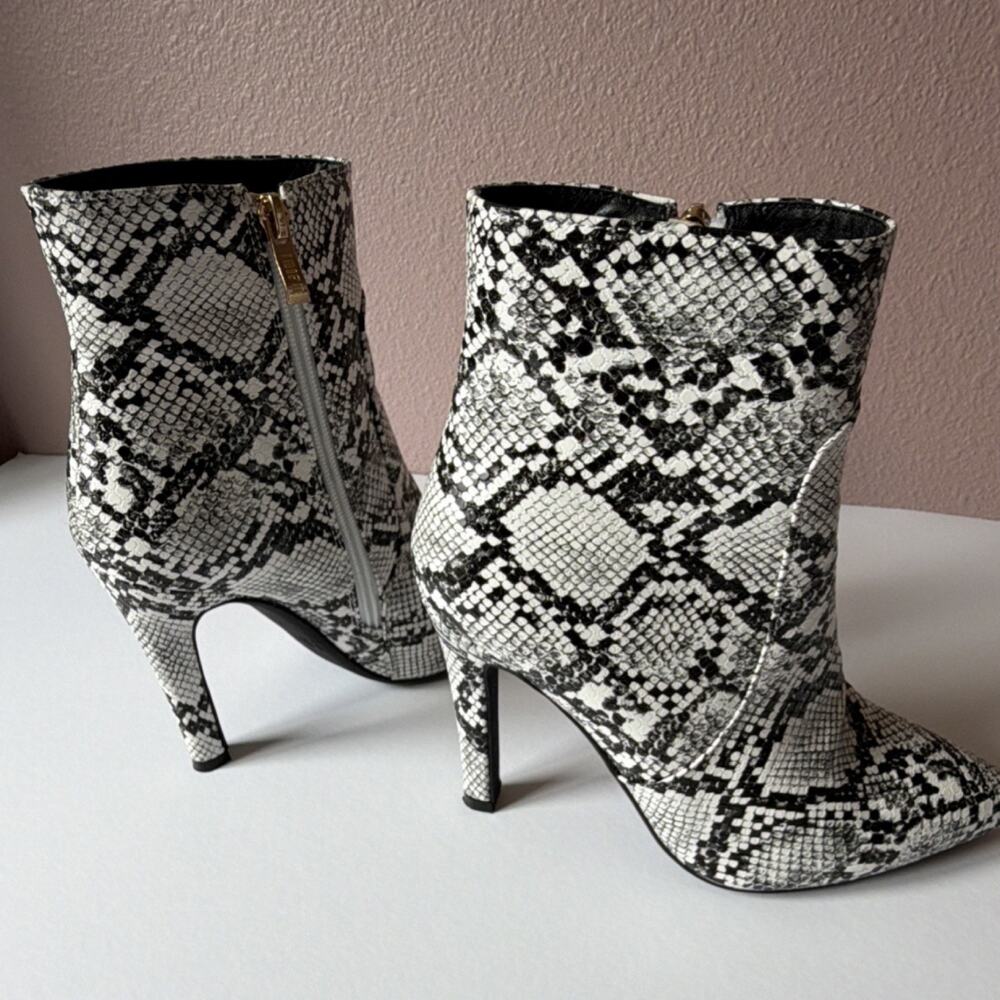 Snake Print Stiletto Ankle Bootie Zip Black White Pointed Toe 7.5
